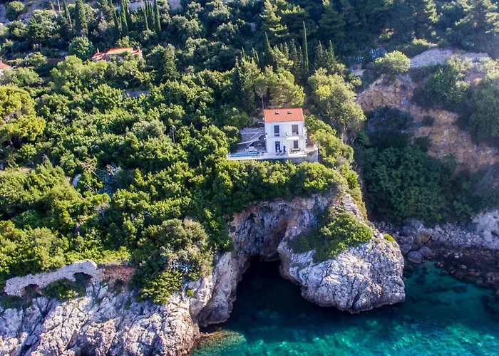 Alisa Villa